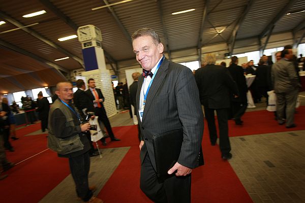 Pražský primátor Bohuslav Svoboda na kongresu své strany. Pražský primátor Bohuslav Svoboda na kongresu své strany.