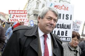 Vystoupili i opoziční politici, například komunistický předák Vojtěch Filip.
