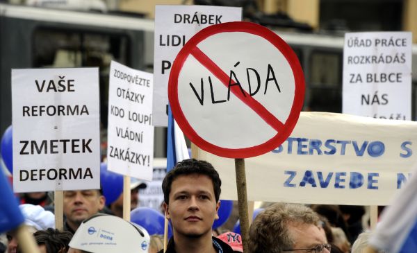 Dva tisíce lidí demonstrovalo proti vládním reformám.