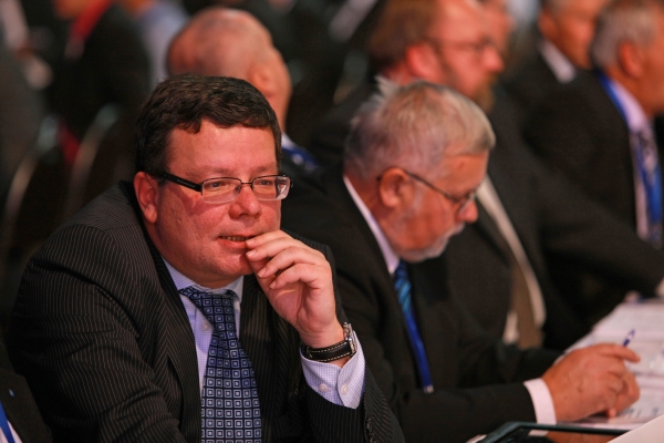 Pod ministrem obrany Vondrou se povážlivě houpe ministerské křeslo.