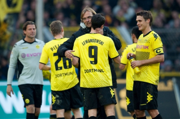 Fotbalisté Dortmundu se radují po vítězném zápase s Kolínem nad Rýnem.