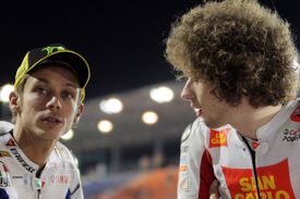 Simoncelli (vpravo) v rozhovoru se svým kamarádem Valentinem Rossim.