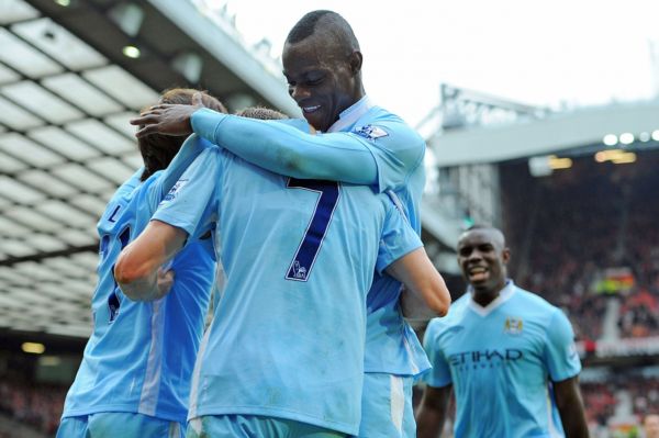 Hráči Manchesteru City se radují ze vstřelení gólu do sítě městského rivala.