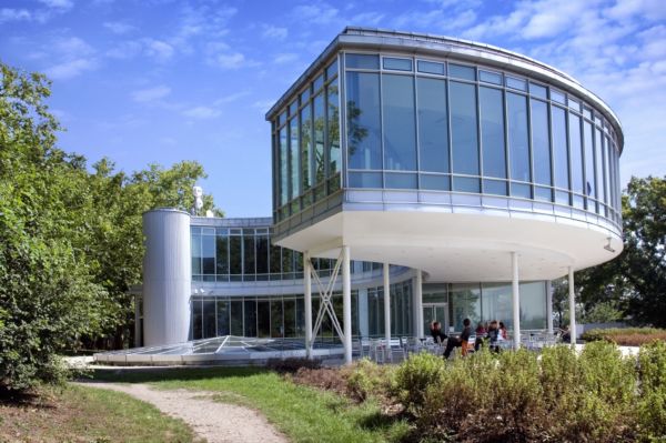 Na rozdíl od Bruselského pavilonu, který stál na Výstavišti a vyhořel, se restaurace z bruselského Expa přenesená na Letnou dočkala rekonstrukce. Na rozdíl od Bruselského pavilonu, který stál na Výstavišti a vyhořel, se restaurace z bruselského Expa přenesená na Letnou dočkala rekonstrukce.