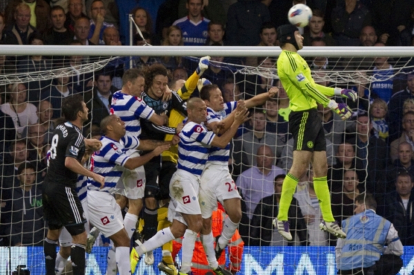 Petr Čech hlavičkuje pouze nad branku QPR.