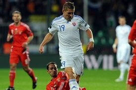 Juraj Kucka (v bílém) v zápase s Ruskem.