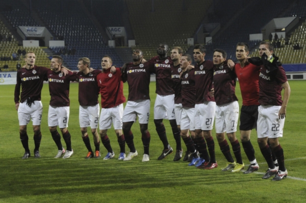 Fotbalisté Sparty oslavují vítezství v Teplicích.