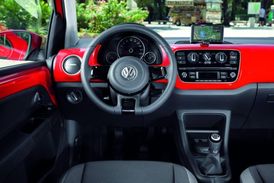 Na německou automobilku až rozverný interiér.