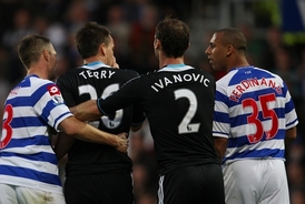 John Terry (uprostřed) a Anton Ferdinand (vpravo)