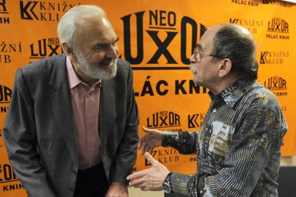 Zdeněk Svěrák a Jaroslav Uhlíř na křtu zpěvníku.