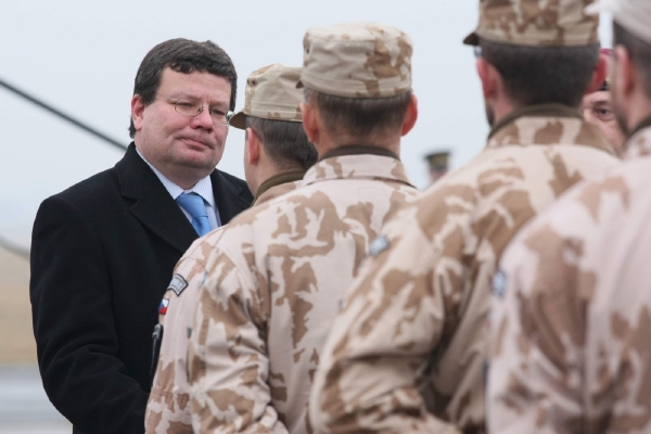 Ministerstvo podle Vondry rozdá vojákům na 9000 příruček. Ministerstvo podle Vondry rozdá vojákům na 9000 příruček.