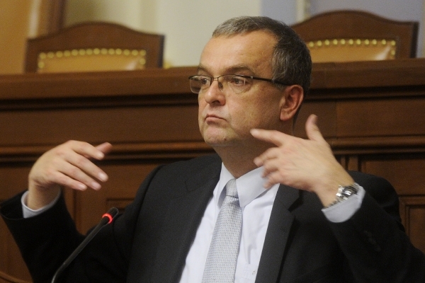 Ministr financí káral Lubomíra Zaorálka za přílišnou hlučnost. Ministr financí káral Lubomíra Zaorálka za přílišnou hlučnost.