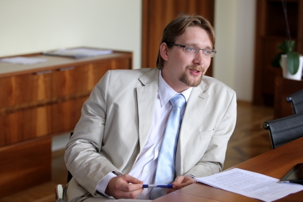 Jiří Blažek podle ministra dopravy nevedl Ředitelství vodních cest dobře. Jiří Blažek podle ministra dopravy nevedl Ředitelství vodních cest dobře.