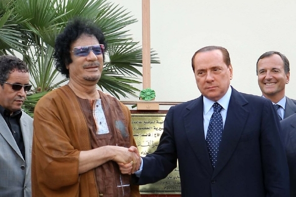 Kaddáfí (vlevo) během své návštěvy v Římě pózuje s italským premiérem Berlusconim. Kaddáfí (vlevo) během své návštěvy v Římě pózuje s italským premiérem Berlusconim.
