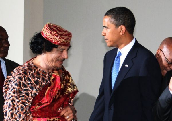 Muammar Kaddáfí (vlevo) a Barrack Obama.