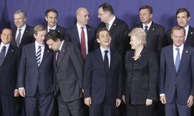 Mezi unijními lídry je Berlusconi pod velkým tlakem a vrčí na kancléřku Merkelovou.