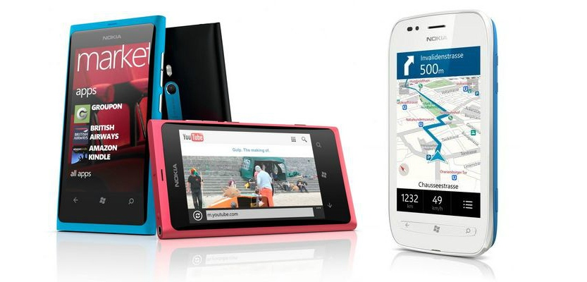 Nokia Lumia 800 (vlevo) a Lumia 710 (vpravo).