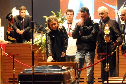 Rakev s Marcem Simoncellim byla vystavena v divadle v městečku Coriano.