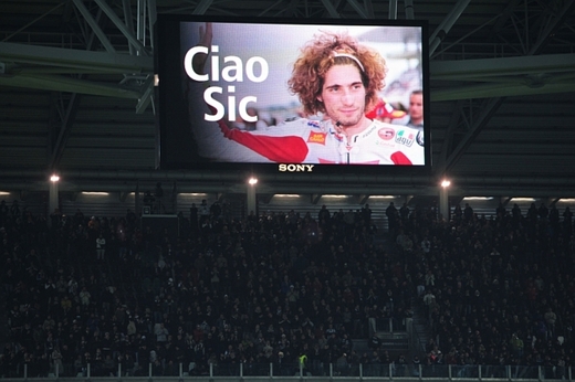 Piata za Simoncelliho během zápasu Juventusu Turín s Fiorentinou.