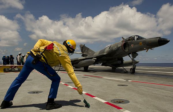 Francouzské stroje Mirage startují k útoku na Libyi.