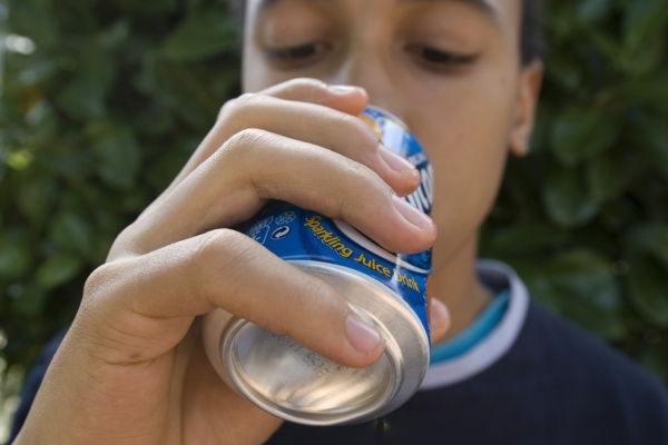 Plechovka syceného nápoje může vyvolat zvýšenou agresivitu v chování mladých lidí, tvrdí studie.