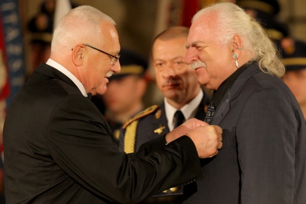 Vloni prezident Václav Klaus ocenil třeba tehdejšího ředitele Národní galerie Milana Knížáka.