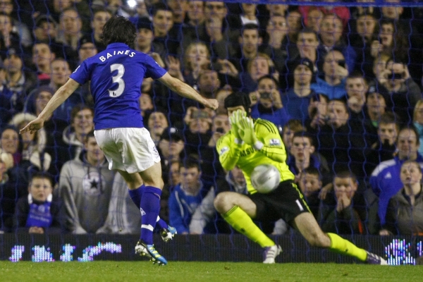 Střídající Petr Čech chytá penaltu Leightonu Bainesovi.