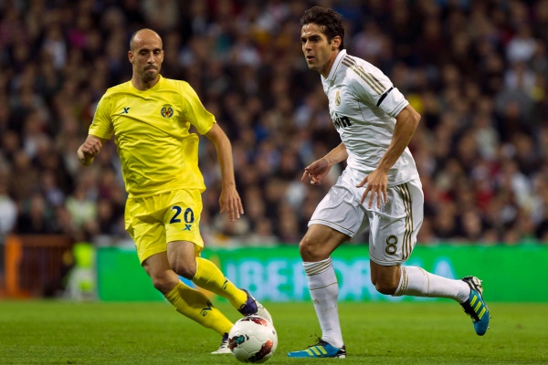 Kaká z Realu (vpravo) vede míč kolem Borji Valera z Villarealu.