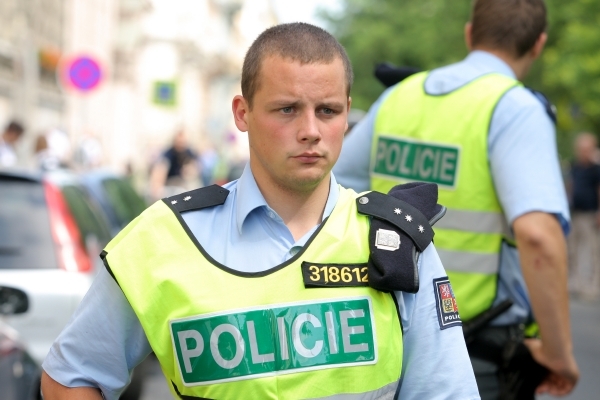 Policie pachatele obvinila z vydírání a násilí proti úřední osobě (ilustrační foto).