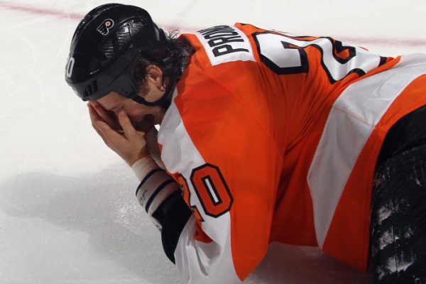 Chris Pronger po zásahu holí do oka.
