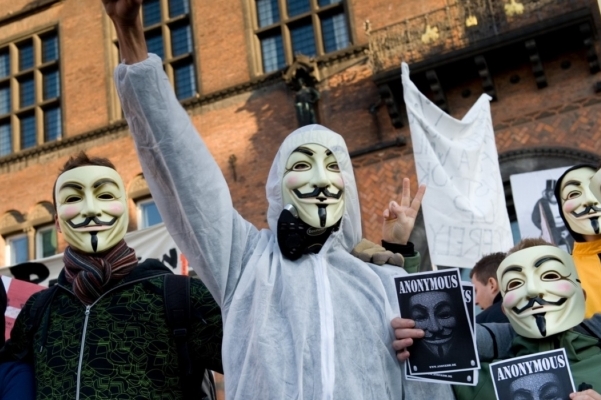 Demonstranti si oblíbili masky z filmu V jako Vendeta, kde hlavní hrdina nechá vyhodit do vzduchu anglický parlament, aby probudil poslušné masy bojící se systému. Protestující v Dánsku. Demonstranti si oblíbili masky z filmu V jako Vendeta, kde hlavní hrdina nechá vyhodit do vzduchu anglický parlament, aby probudil poslušné masy bojící se systému. Protestující v Dánsku.