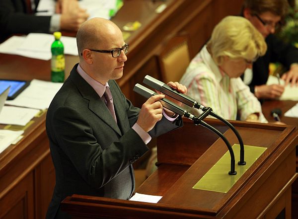 ČSSD chce pomocí mimořádných schůzí oddálit schválení reforem.