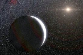 Slunce se z Eris jeví jako malá vzdálená hvězda. Teplota na povrchu nepřesahuje -238 stupňů Celsia.