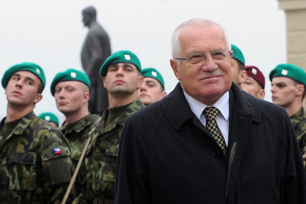 Prezident Klaus se ráno zúčastnil přísahy vojáků na Pražském hradě.