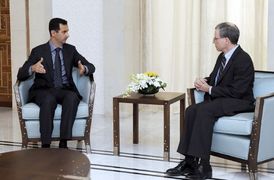 Prezident Asad s velvyslancem USA Robertem Fordem v lednu 2011. V říjnu diplomat kvůli obavám o svou bezpečnost opustil Sýrii.