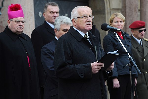 Prezident při projevu k vojákům. Prezident při projevu k vojákům.