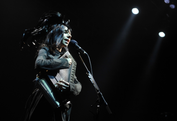 PJ Harvey s harfou.