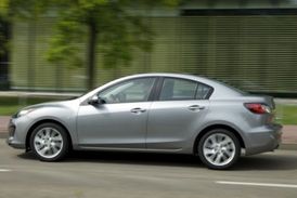 Mazda3 ve verzi sedan.