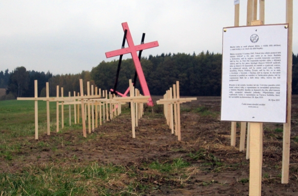 Členové ČSNS natřeli kříž německých obětí v Dobroníně na růžovo.