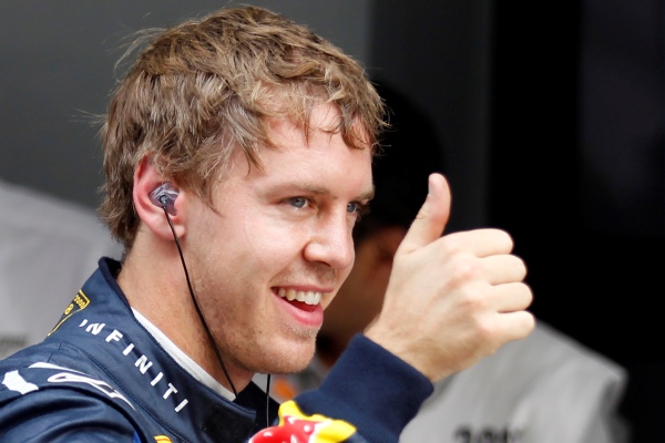 Sebastian Vettel se raduje z vítězství v kvalifikaci na Velkou cenu Indie.