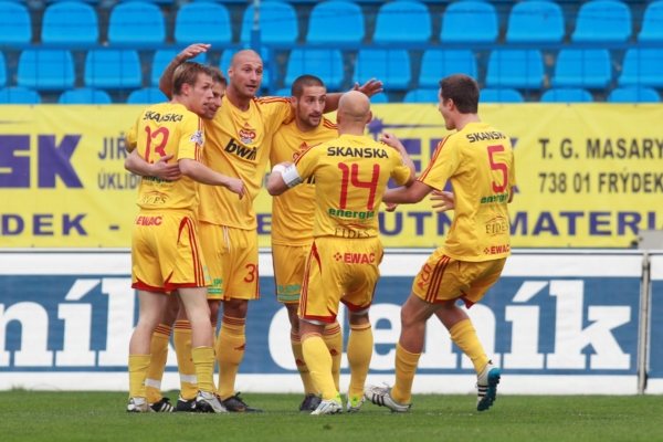 Fotbalisté Dukly se radují z vítězství nad Ostravou.