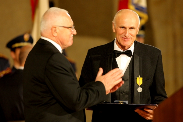 Martin Hilský přebírající Medaili za zásluhy.