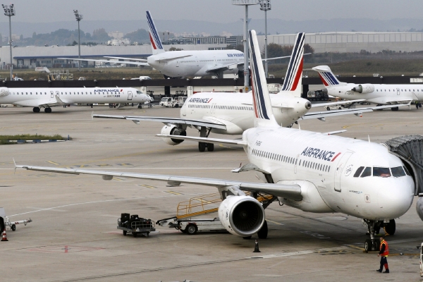 Leteckou dopravu dál komplikuje stávka v Air France i spor v Qantas (ilustrační foto).
