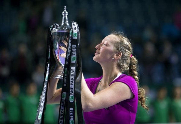 Tenistka Petra Kvitová s trofejí za triumf v Turnaji mistryň.