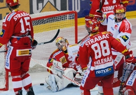České Budějovice právě vstřelují druhý gól do branky Dominika Furcha (uprostřed).
