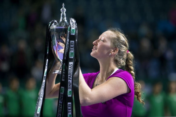 Petra Kvitová s trofejí pro vítězku Turnaje mistriň. Petra Kvitová s trofejí pro vítězku Turnaje mistriň.