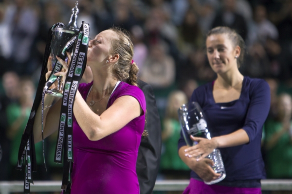 Petra Kvitová (vlevo) po triumfu na Turnaji mistryň, vzadu přihlíží poražená Běloruska Azarenková.