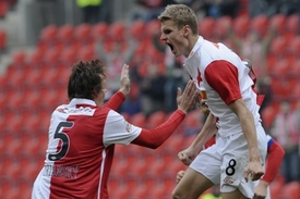 Fotbalisté Slavie Petr Janda (vpravo) a Milan Nitrianský se radují z gólu.