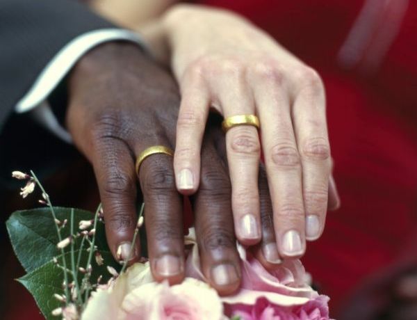 Češka si vzala Nigerijce, aby směl zůstat v Británii a ona získala roční pracovní smlouvu (ilustrační foto). Češka si vzala Nigerijce, aby směl zůstat v Británii a ona získala roční pracovní smlouvu (ilustrační foto).
