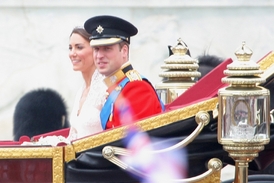 Princ William je podstatně populárnější než jeho otec.